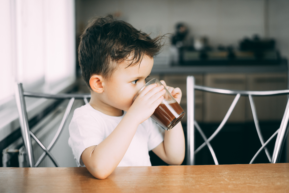 criança branca tomando um copo de achocolatado - Toddynho Levinho - Assaí Atacadista