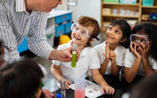 crianças diversas brincando com ciencia - férias escolares - assaí atacadista