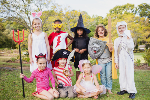 crianças diversas com fantasias de Carnaval diferentes - Assaí Atacadista - Carnaval com crianças - Imagem: Shutterstock