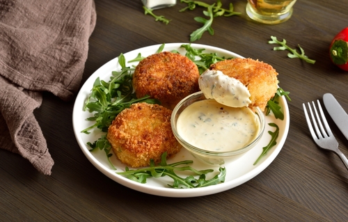 croquete de atum em um prato com molho-receita de pescados-Assaí Atacadista