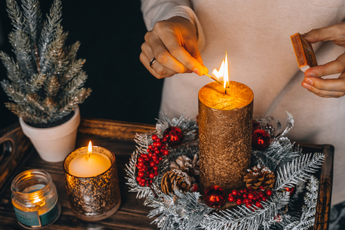decoração de Natal - pessoa acendendo uma vela de Natal - Assaí Atacadista