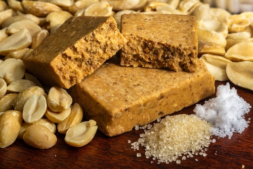 doce de amendoim com grãos de amendoim em volta - comidas típicas de São João - Assaí Atacadista