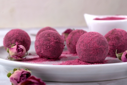 doces redondos na cor roxa em um prato representando açaí do amor - receitas com açaí - Assaí Atacadista