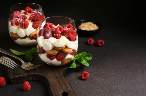 dois copos de tiramissu fit com framboesa e creme, com hortelãs na superfície - Assaí Atacadista