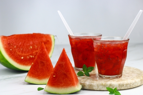dois pedaços de melancia com dois copos com suco de melancia e canudos - Assaí Atacadista - kombucha