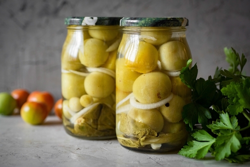 dois potes de vidro com cebolas em conserva - conservas caseiras - Assaí Atacadista - Imagem ShutterStock
