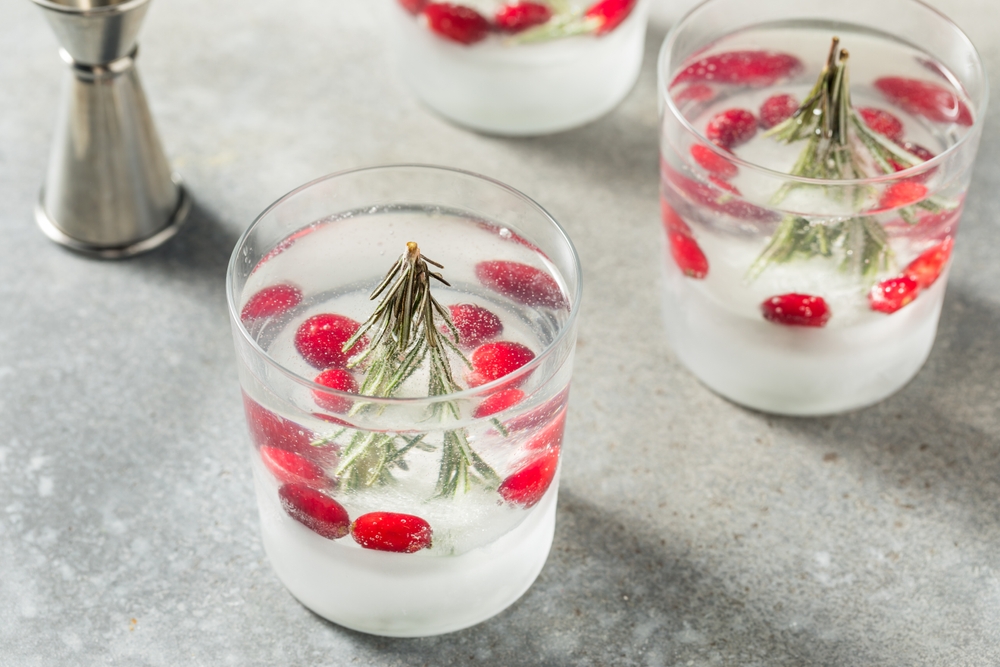 drink globo de neve em um copo - Assaí Atacadista - drinks de Natal