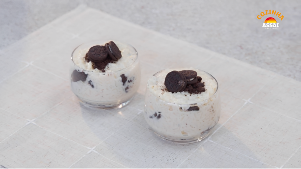 duas tigelas pequenas com arroz doce com Oreo-Cozinha Assaí Atacadista-Mondelez Internacional