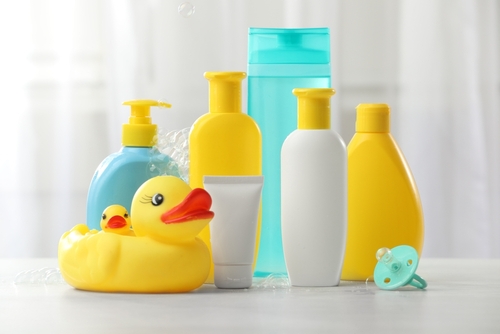 embalagens amarelas e azuis de produtos de higiene para bebês - Assaí Atacadista - bolsa para bebês