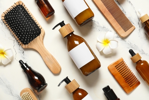 embalagens com produtos capilares e uma escova de cabelo em um fundo branco - cronograma capilar - Assaí Atacadista