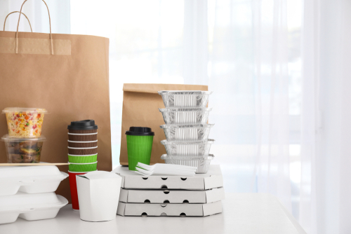 embalagens para entrega de comida e bebida diversas em um balcão - Assaí Atacadista - snacks de Carnaval - Imagem: Shutterstock