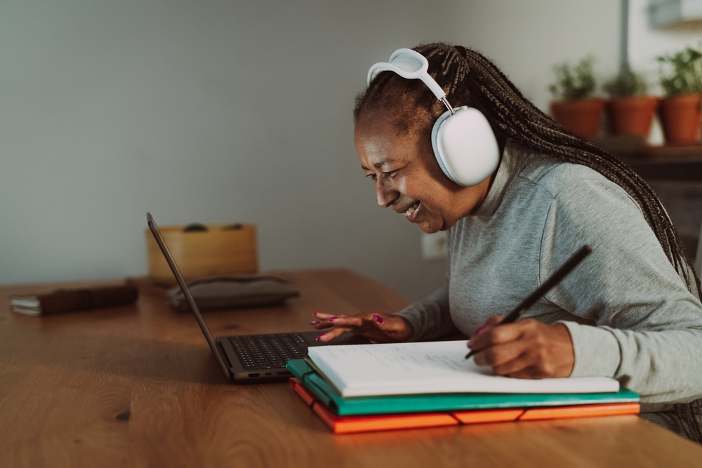 empreendedora negra sorrindo estudando como abrir uma pizzaria - Assaí Atacadista