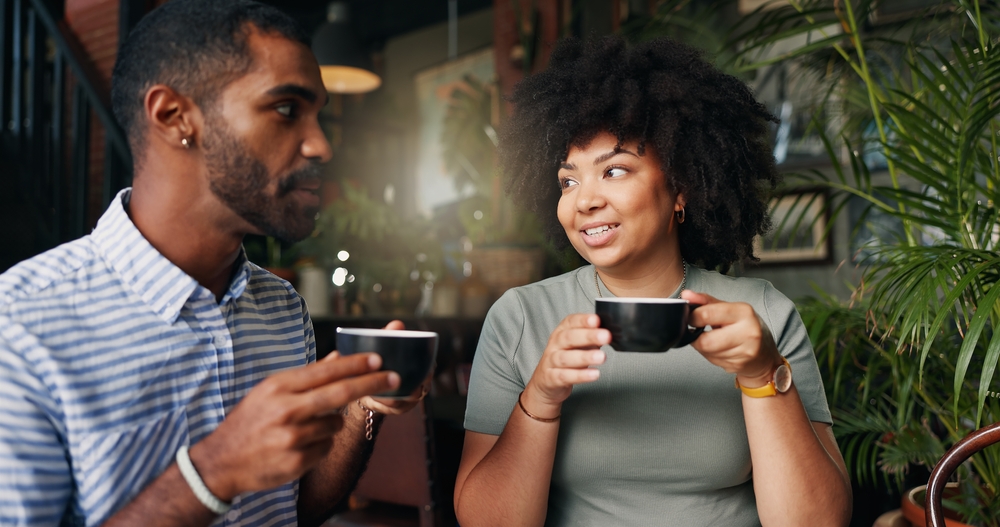 empreendedores negros conversando em uma cafeteria - Assaí Atacadista - Dia do Empreendedor