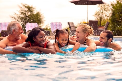 família birracial na piscina - Carnaval em casa - Assaí Atacadista