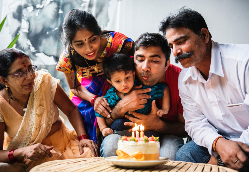 familia indiana celebrando aniversário - festa de aniversário na india - assaí atacadista