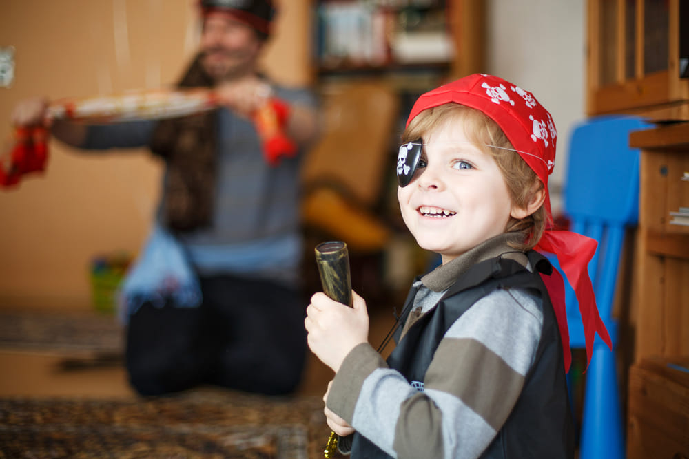fantasia de crianças - criança fantasiada de pirata para o carnaval - assaí atacadista