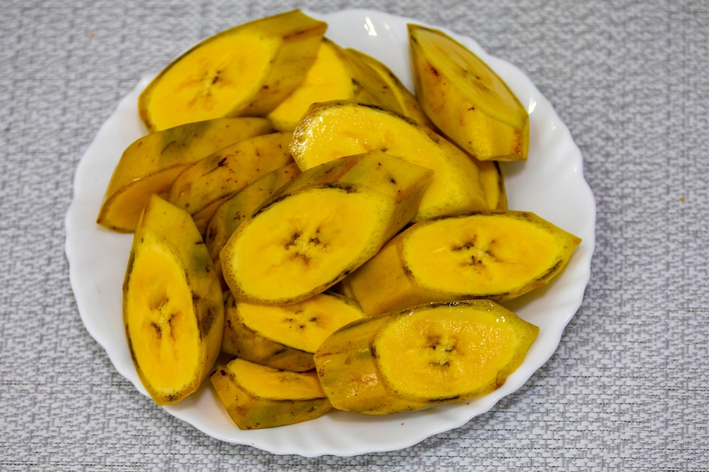 fatias de banana-da-terra cortadas em um prato - Dia do Saci - Assaí Atacadista