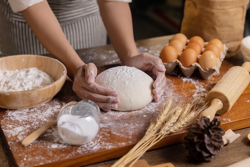 Fermento Biológico Fleischmann - pessoa preparando pão ou pizza caseiro