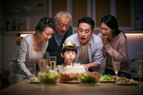 familia japonesa celebrando aniversário - festa de aniversário no japão - assaí atacadista