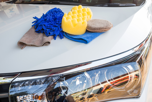 flanelas de limpeza em cima de um carro branco - Assaí Atacadista - cuidados com veículos
