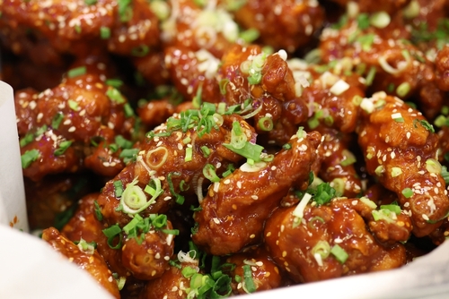 frango coreano temperado com molho e cheiro-verde - petiscos fáceis - Assaí Atacadista