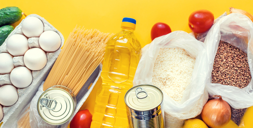 fundo amarelo com alimentos diversos - Assaí Atacadista - cesta básica