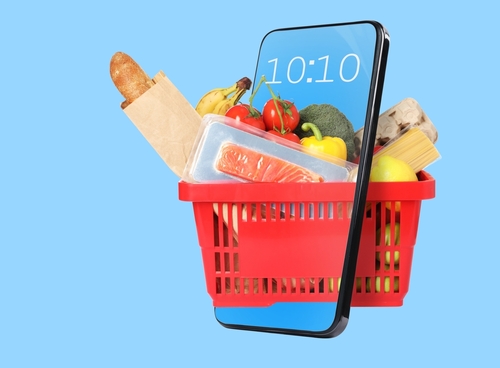 fundo azul com celular atravessado por uma cesta com produtos alimentícios-assai no ifood-Assaí Atacadista