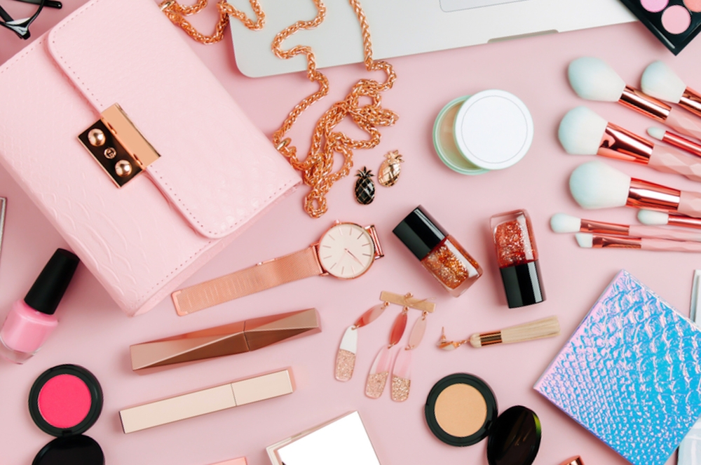 fundo rosa com bolsa e produtos de maquiagem diversos - produtos de beleza - Assaí Atacadista