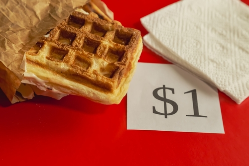 fundo vermelho com valor em um guardanapo e um waffle - Assaí Atacadista - queima de estoque