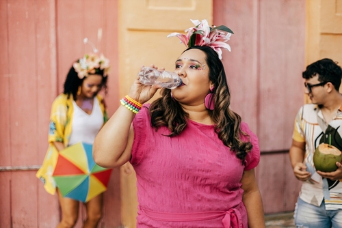 mulher tomando agua no carnaval - ganhar dinheiro no carnaval - assaí atacadista