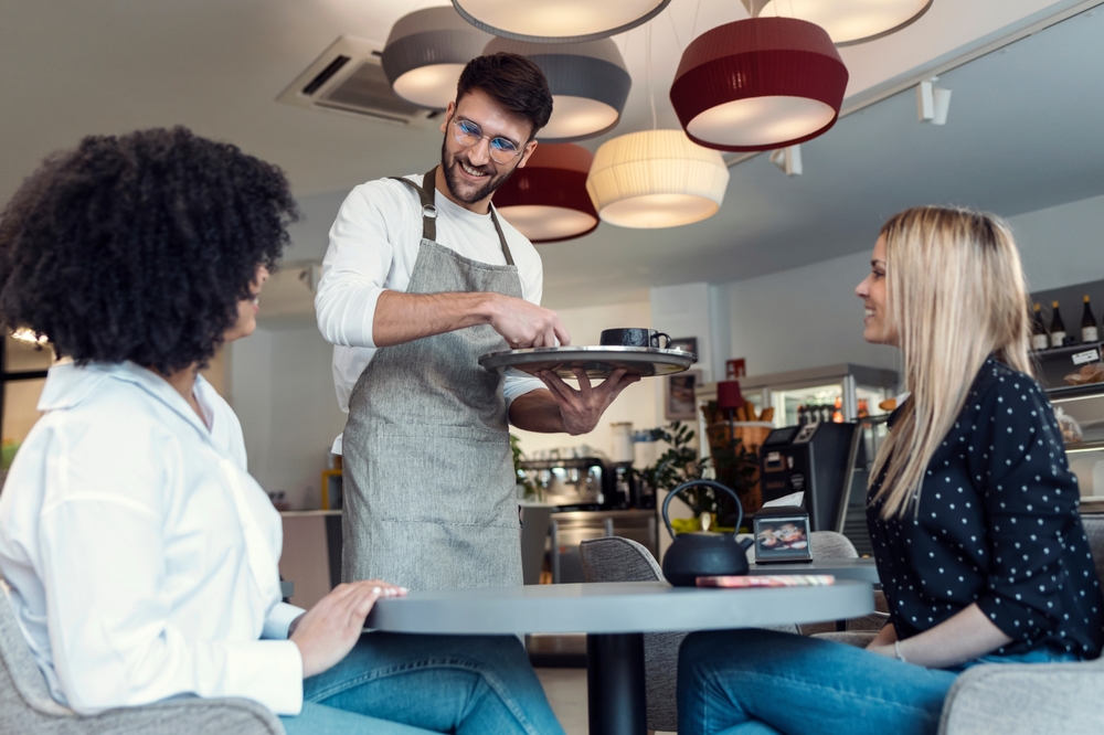 garçom servindo mulheres em um restaurante - Assaí Atacadista - clientes insatisfeitos