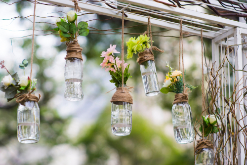 garrafas de vidro penduradas com flores - reutilizar embalagens - Assaí Atacadista