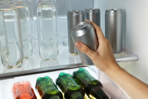 geladeira com garrafas de água refrigerante e latas-festas com saúde-Assaí Atacadista