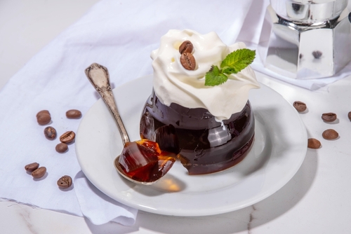 gelatina de café em um prato branco com uma colher-Assaí Atacadista-sobremesas com café