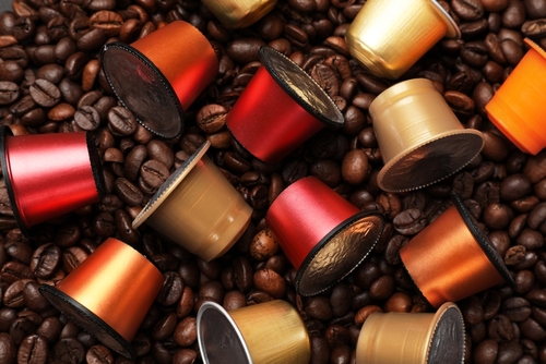 grãos de café com várias cápsulas de café coloridas-JDE-Assaí Atacadista