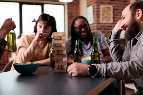 grupo de amigos jogando Jenga - Carnaval em casa - Assaí Atacadista