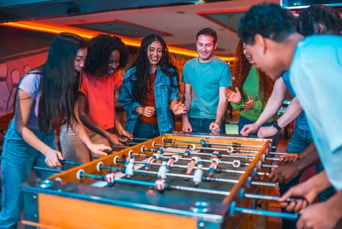 grupo de jovens brincando em um arcade - Assaí Atacadista - aniversário sem festa