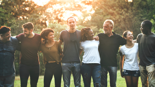 grupo de pessoas adultas representando a diversidade - Assaí Atacadista