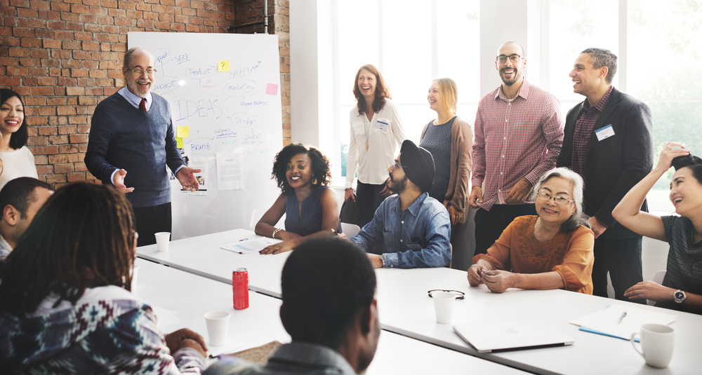 grupo de pessoas diversas em uma sala de reunião - networking para comerciantes - Assaí Atacadista