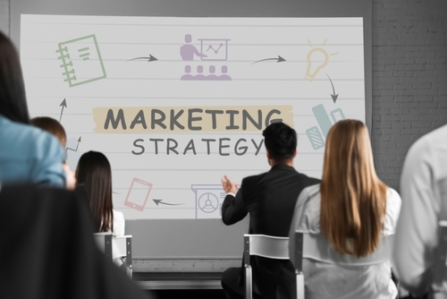 grupo de pessoas em um ambiente corporativo com uma apresentação sobre marketing sensorial - Assaí Atacadista