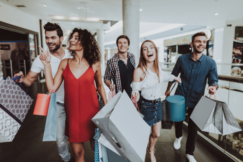 grupo de pessoas fazendo compras na Black Friday - Assaí Atacadista