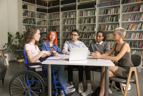 grupo de pessoas jovens representando diversidade - Assaí Atacadista