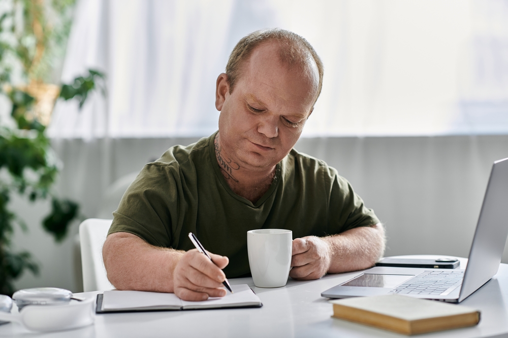 homem branco concentrado olhando para um papel - Assaí Atacadista - desenvolvimento pessoal