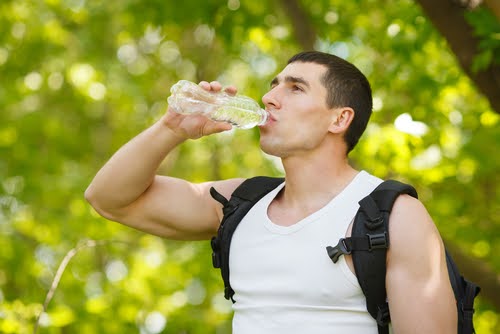 homem branco tomando água - hidratação - Carnaval - Assaí Atacadista