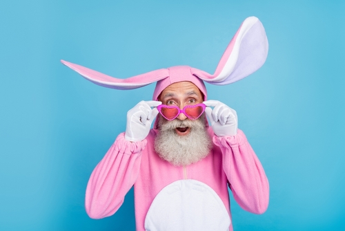 homem com barba usando uma fantasia de coelho da Páscoa rosa - renda extra na Páscoa - Assaí Atacadista