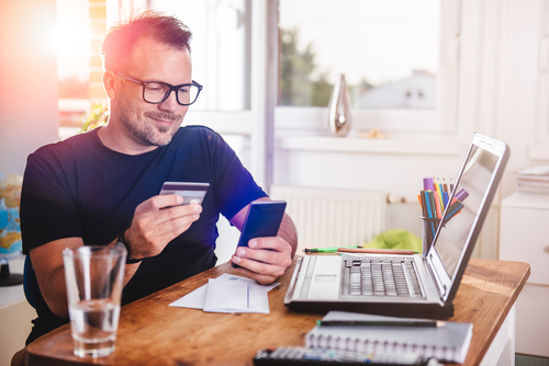 homem comprando kits de festa de aniversário online pagando com cartão de crédito - Assaí Atacadista