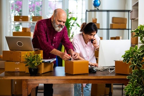 homem e mulher brancos empreendedores ocupados em um estoque com caixas - Assaí Atacadista - festivais musicais