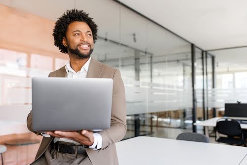 homem empreendedor negro com laptop - dica para empreendedor sobre datas comemorativas - Assaí Atacadista