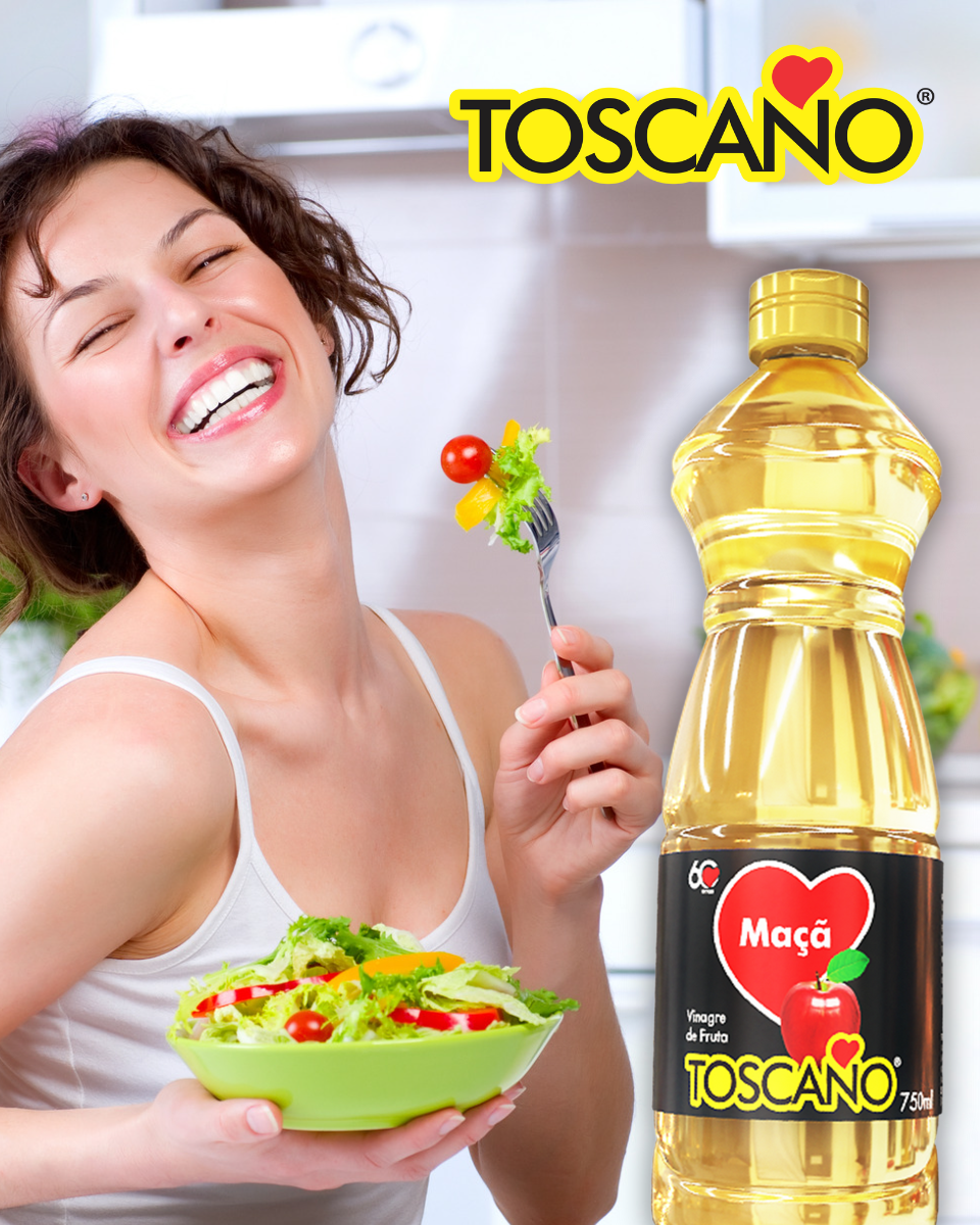 mulher feliz comendo salada com vinagre - Toscano - Assaí Atacadista