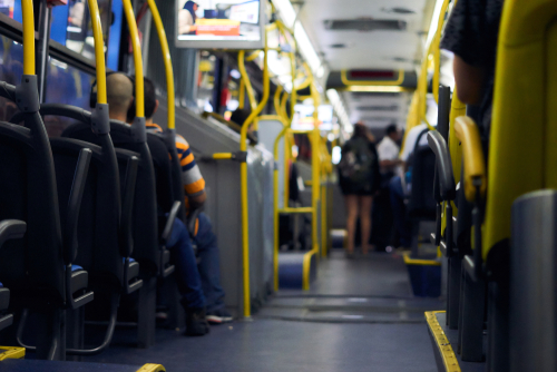interior de um ônibus mostrando assentos e algumas pessoas - Assaí Atacadista - dicas de segurança